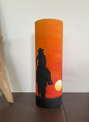 Zylin Dekorröhre Cowgirl im Sonnenuntergang in Umgebung