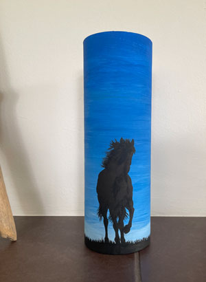 Zylin Dekorröhre blauer Sonnenuntergang mit schwarzem Pferd in Umgebung